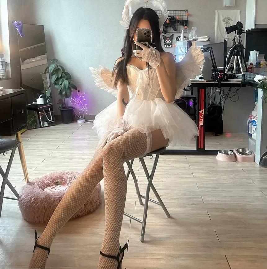 Секси стримерша Сантимейт в белом свадебном платье и чулках в сеточку. Секси стримерша Сантимейт в белом свадебном платье и чулках в сеточку.