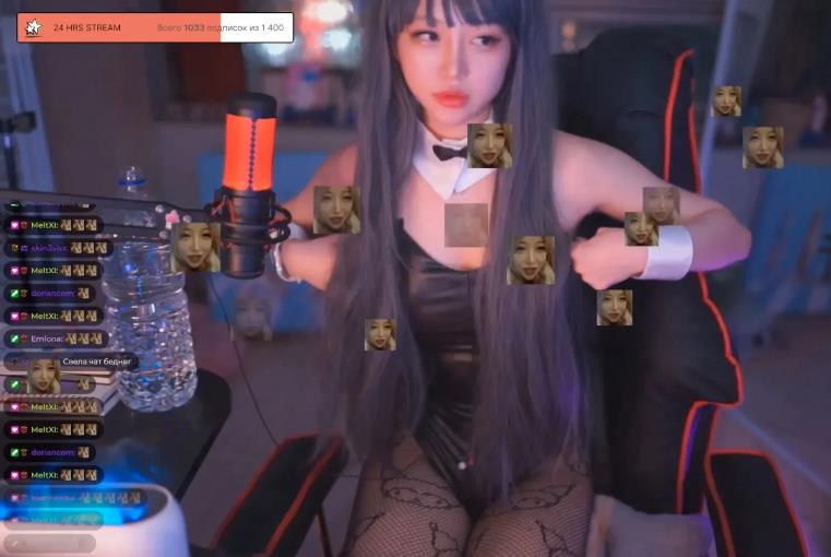 Ещё один снимок с трансляции satanmate в эротическом наряде и чулках. Ещё один снимок с трансляции satanmate в эротическом наряде и чулках.