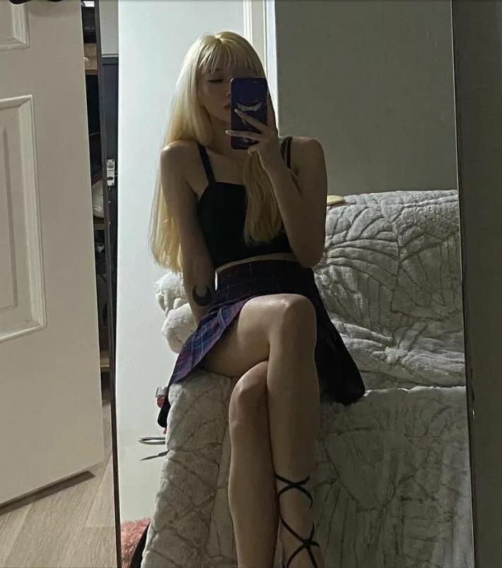 Откровенное фото Сатанмейт на диване в короткой юбке с обнажёнными коленями. Откровенное фото Сатанмейт на диване в короткой юбке с обнажёнными коленями.