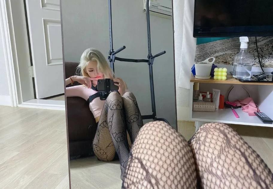 Соблазнительное селфи от satanmate в чёрных ажурных чулках в сеточку. Соблазнительное селфи от satanmate в чёрных ажурных чулках в сеточку.