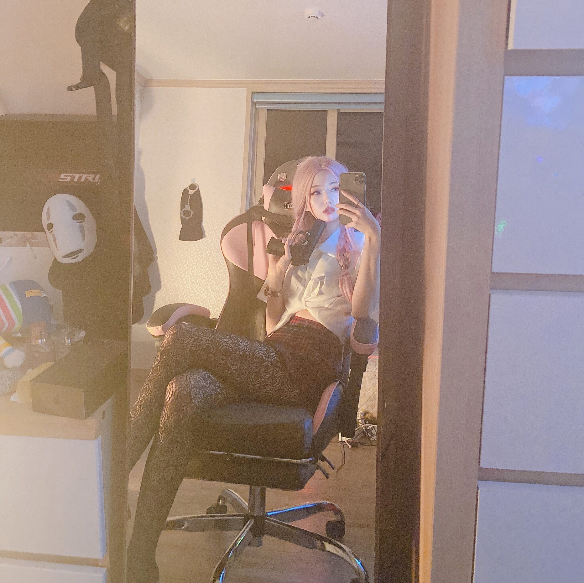 Селфи satanmate в мини юбке и чёрных ажурных чулках. Селфи satanmate в мини юбке и чёрных ажурных чулках.