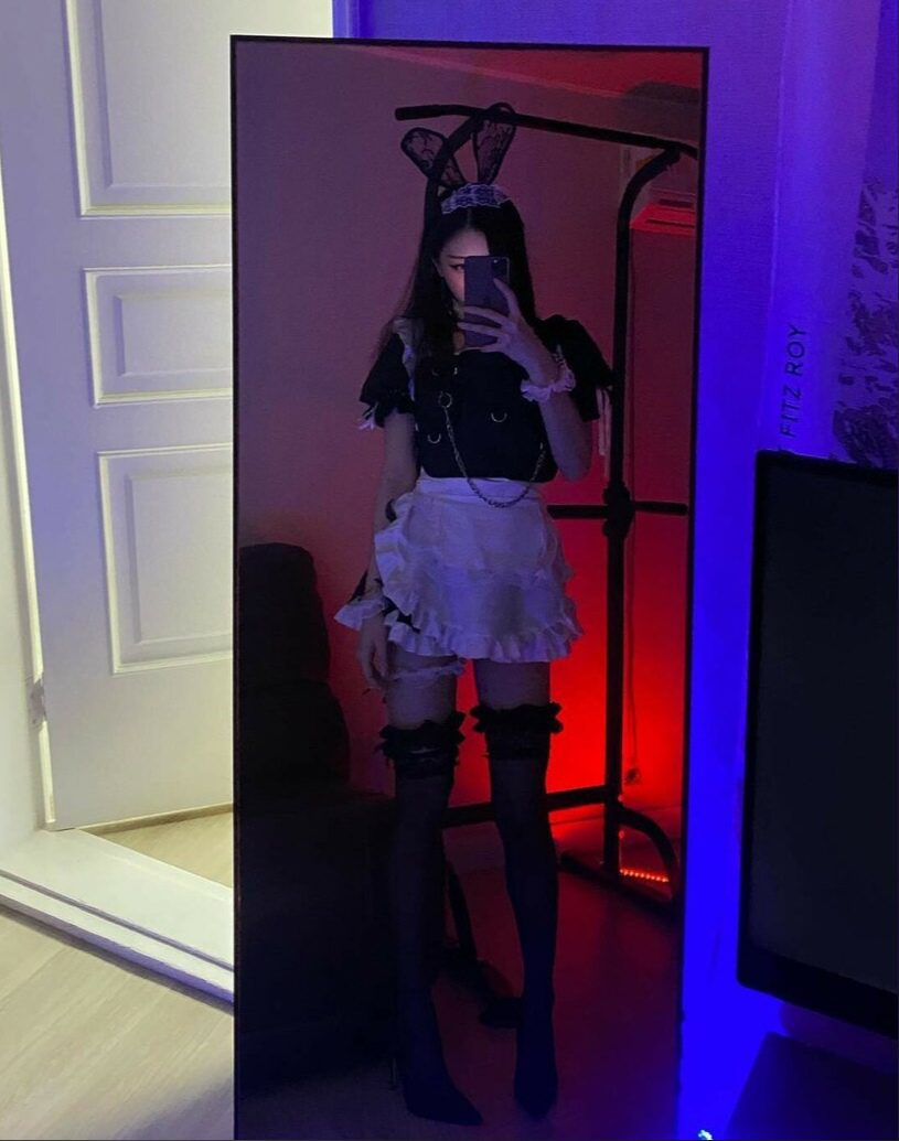 Ещё один кадр satanmate в образе домработницы. Ещё один кадр satanmate в образе домработницы.