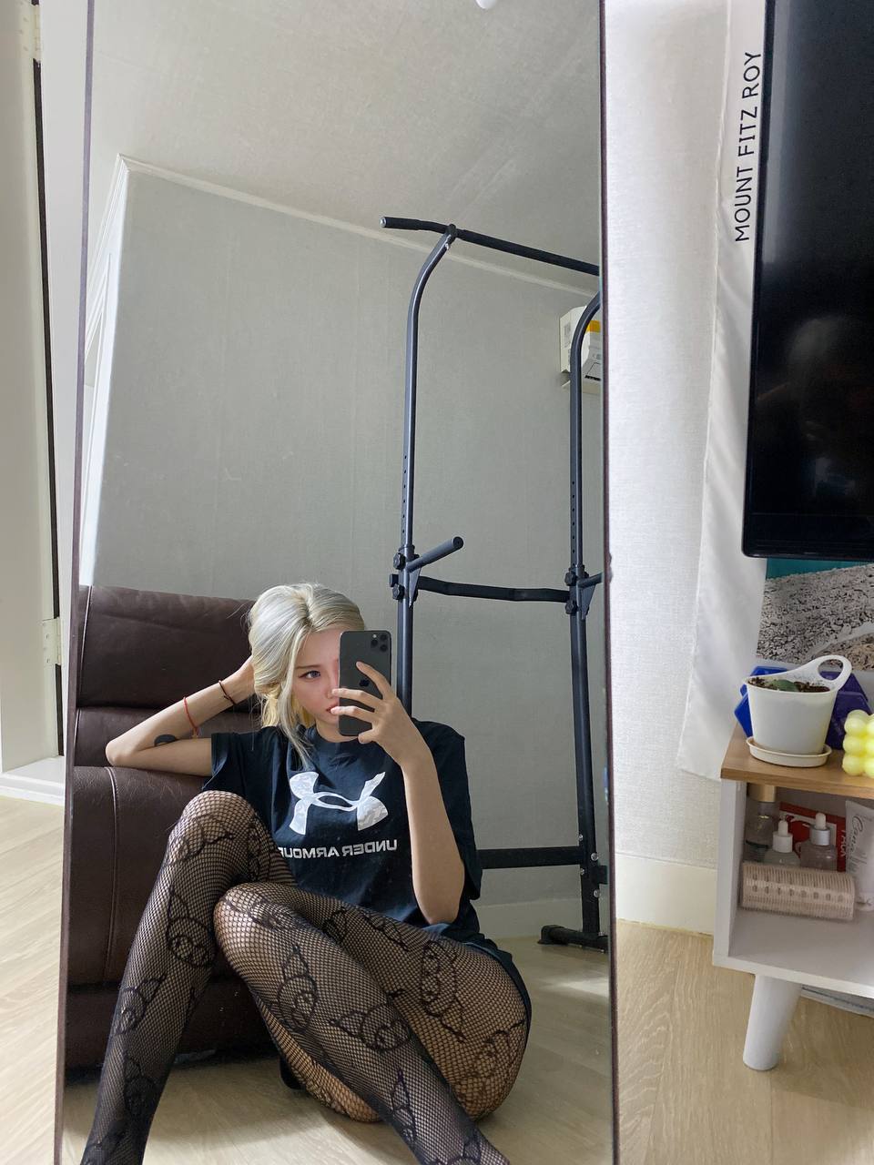 Азиатская стримерша Лера Ли на фото в сексуальных чёрных чулках. Азиатская стримерша Лера Ли на фото в сексуальных чёрных чулках.