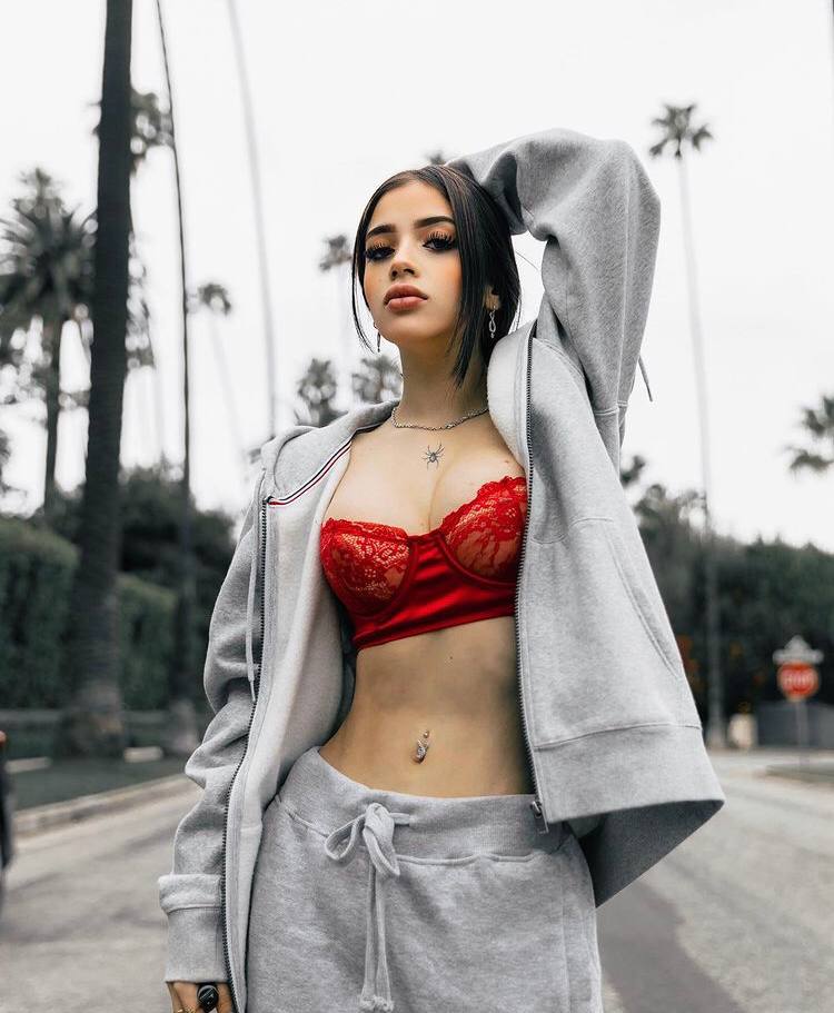 Сексуальная фотка с Katteyes в ярком красном лифчике из ТГ. Сексуальная фотка с Katteyes в ярком красном лифчике из ТГ.