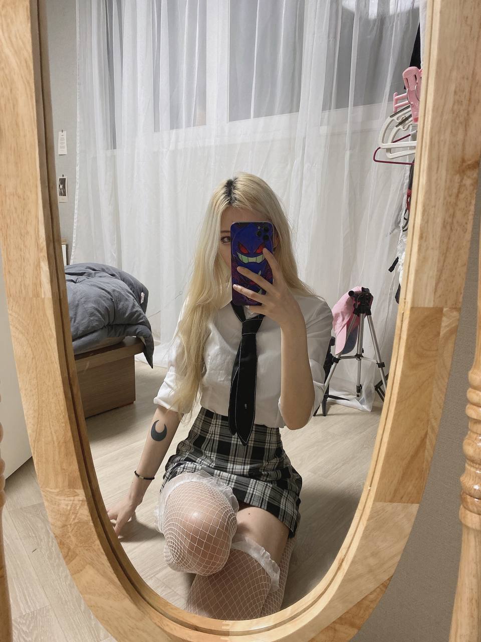 А тут satanmate в образе школьницы в мини юбке и белых чулках в сеточку. А тут satanmate в образе школьницы в мини юбке и белых чулках в сеточку.