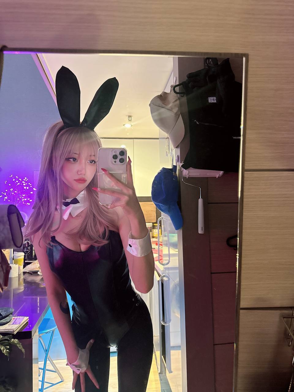 Эро косплей селфи от satanmate в чёрном латексном костюме playboy зайки. Эро косплей селфи от satanmate в чёрном латексном костюме playboy зайки.