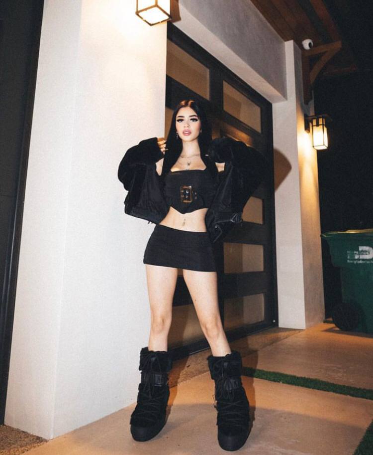 Старый снимок и социальных сетей Katteyes в чёрной мини юбке. Старый снимок и социальных сетей Katteyes в чёрной мини юбке.