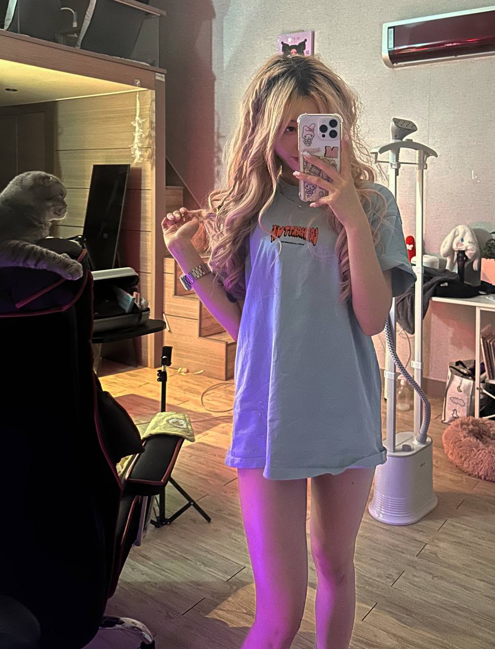 А на этом домашнем селфи satanmate в майке с голыми ногами. А на этом домашнем селфи satanmate в майке с голыми ногами.