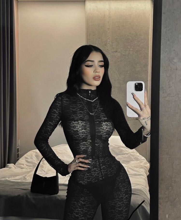 А тут она сделала самострел в чёрном прозрачном платье и нижнем белье. А тут она сделала самострел в чёрном прозрачном платье и нижнем белье.