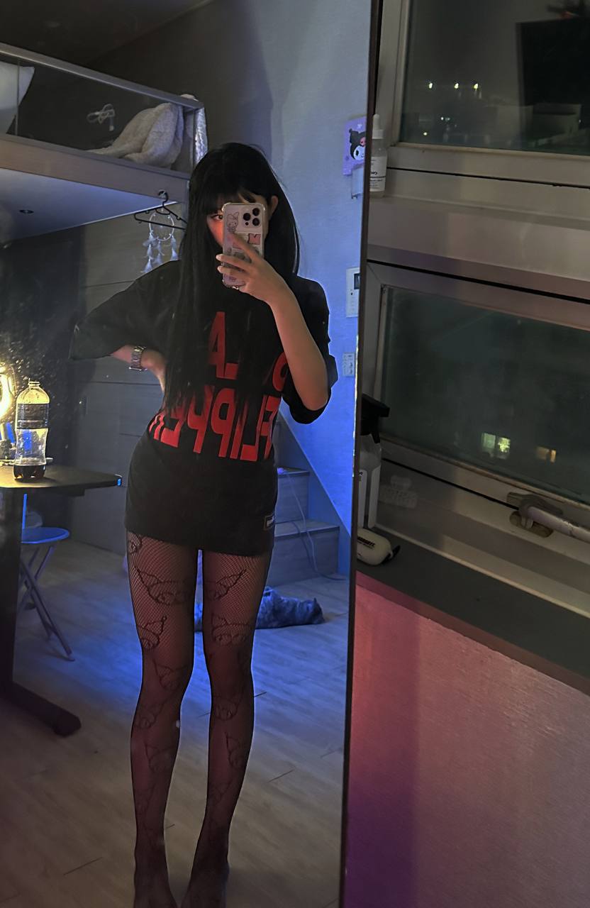 Очередное селфи от satanmate в майке и чёрных чулках. Очередное селфи от satanmate в майке и чёрных чулках.