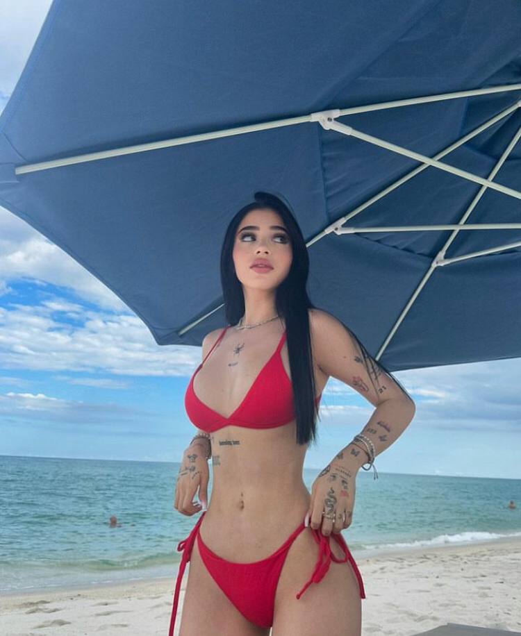 Горячее слитое в сеть фото Katteyes в красном купальнике на фоне моря. Горячее слитое в сеть фото Katteyes в красном купальнике на фоне моря.