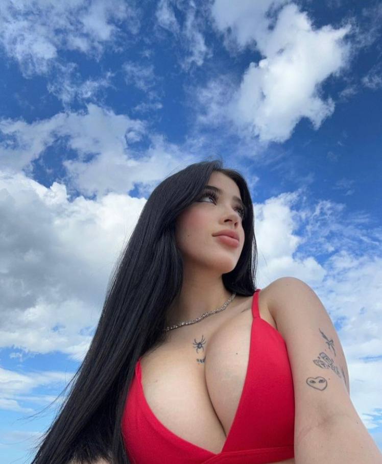 Фото из ТГ Katteyes в красном лифчике на пляже, грудь крупным планом. Фото из ТГ Katteyes в красном лифчике на пляже, грудь крупным планом.