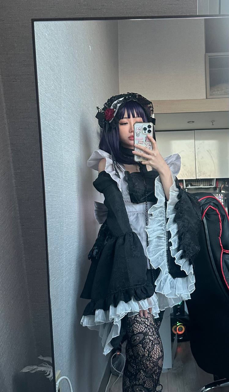 Лери (Сатанмейт) Ли в косплей образе аниме тянки в платье и чулках. Лери (Сатанмейт) Ли в косплей образе аниме тянки в платье и чулках.