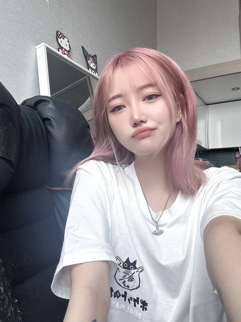 Слитое в сеть фото satanmate без макияжа в домашней майке. Слитое в сеть фото satanmate без макияжа в домашней майке.