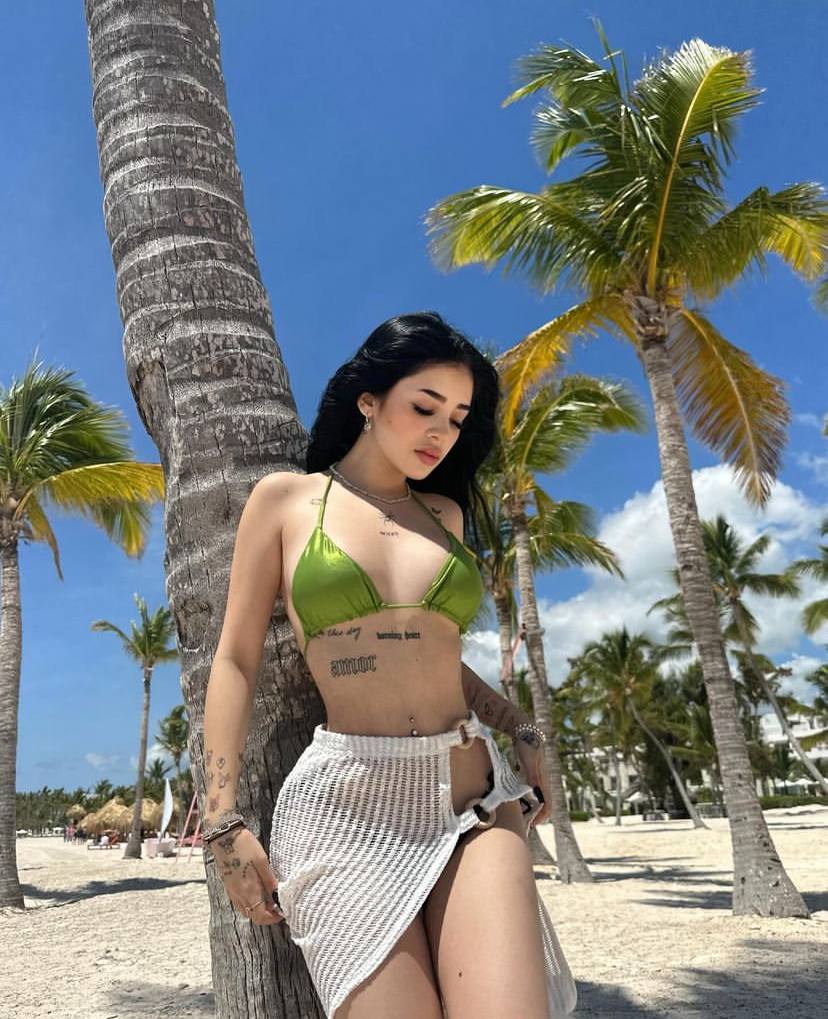 Красивое фото с Katteyes у пальмы в зелёном лифчике от купальника. Красивое фото с Katteyes у пальмы в зелёном лифчике от купальника.