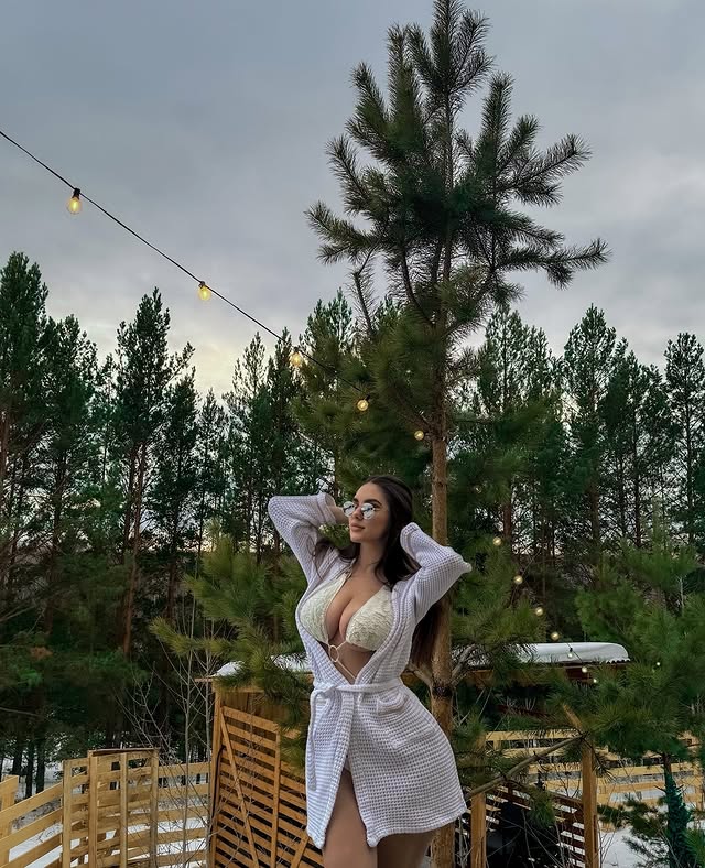 Зимнее фото с Katerina999 в халате и в лифчике. Зимнее фото с Katerina999 в халате и в лифчике.