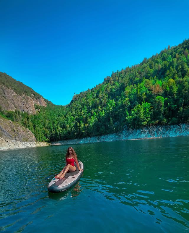 Katerina999 катается на сапе по озеру в красном купальнике, аля спасатели малибу. Katerina999 катается на сапе по озеру в красном купальнике, аля спасатели малибу.