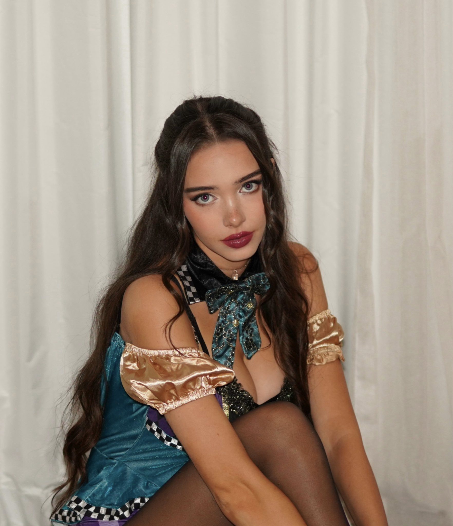 Редкое фото нак тором Lydia Violet в чёрных чулках.