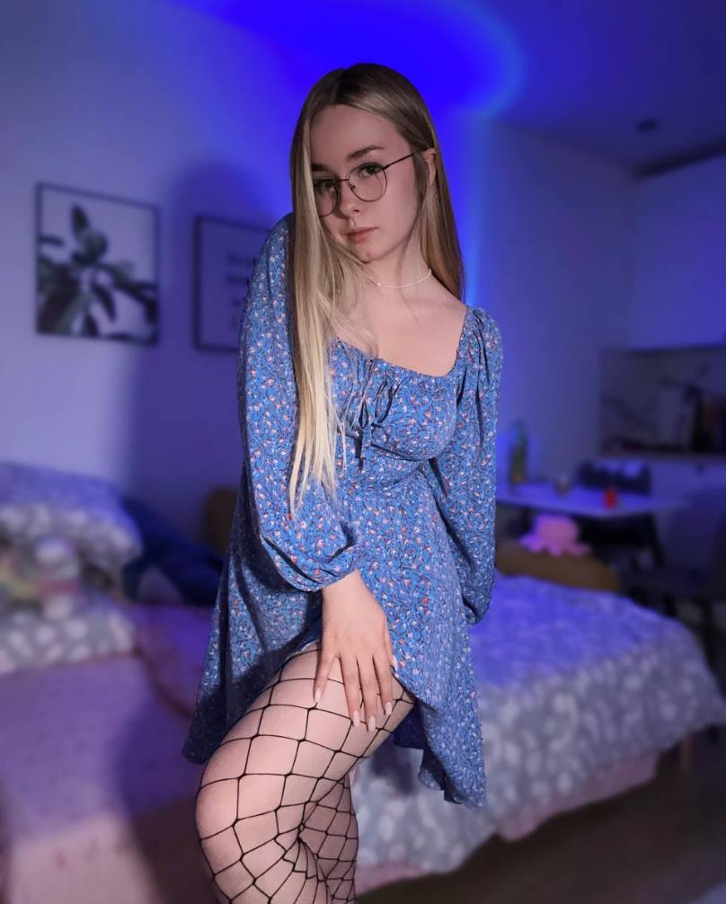 Домашнее фото от vvinogradikk в платье, чулках и очках.