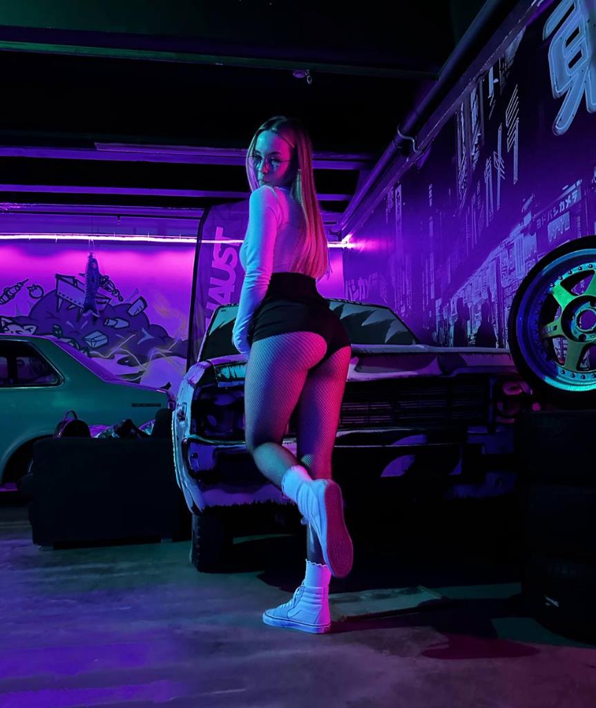 Неоновое фото vvinogradikk в коротких шортах и чулках в сетку.