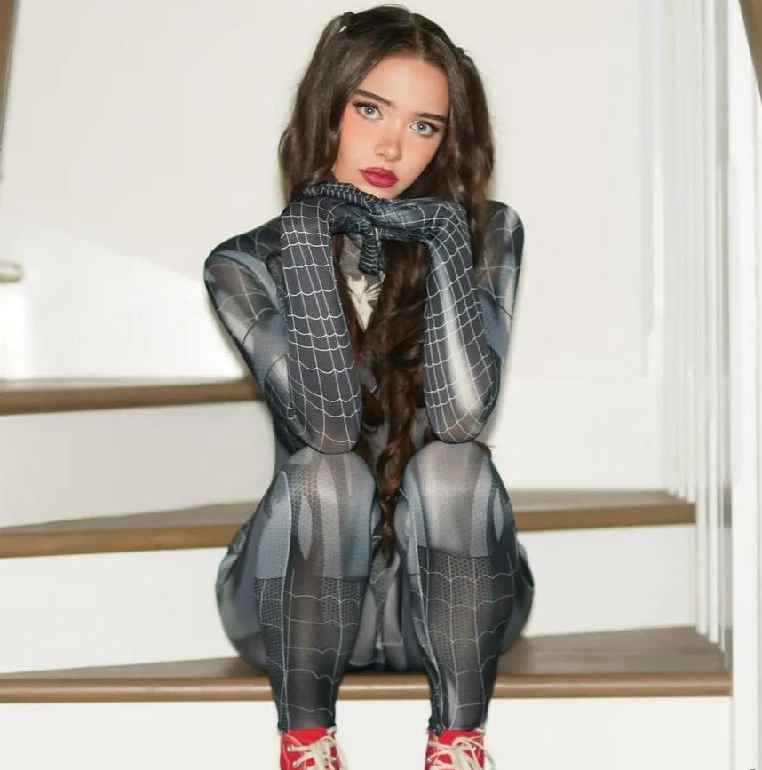 Ещё один секси косплей снимок с Lydia Violet в чёрном костюме человека паука