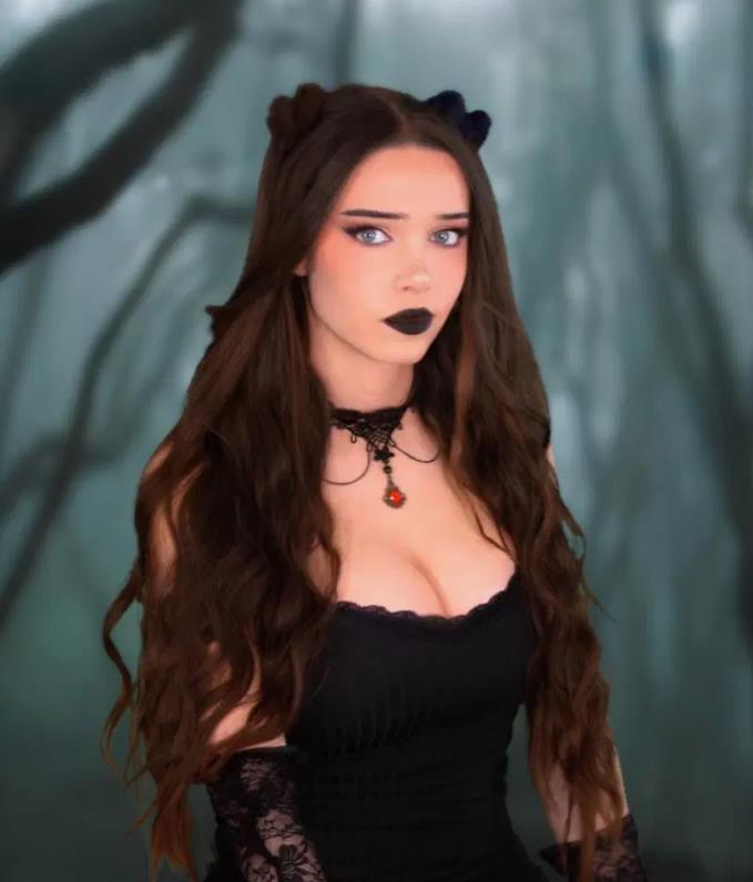 Косплей пародия на Вэнсдей от Lydia Violet с чёрными губами.