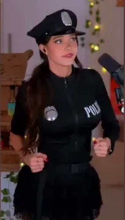 Косплей фото Лидия Вайолет в полицейской униформе.