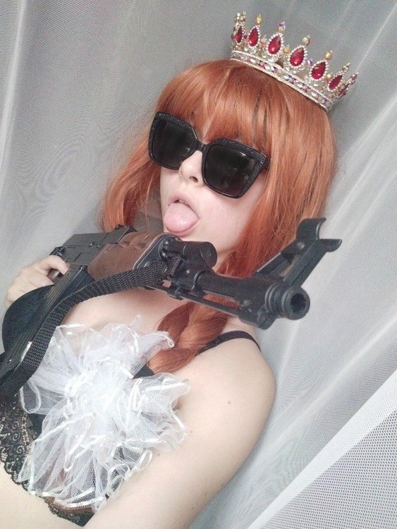 Секси фото Полина Ершова с высунутым языком и с автоматом (муляж) в руках. Секси фото Полина Ершова с высунутым языком и с автоматом (муляж) в руках.