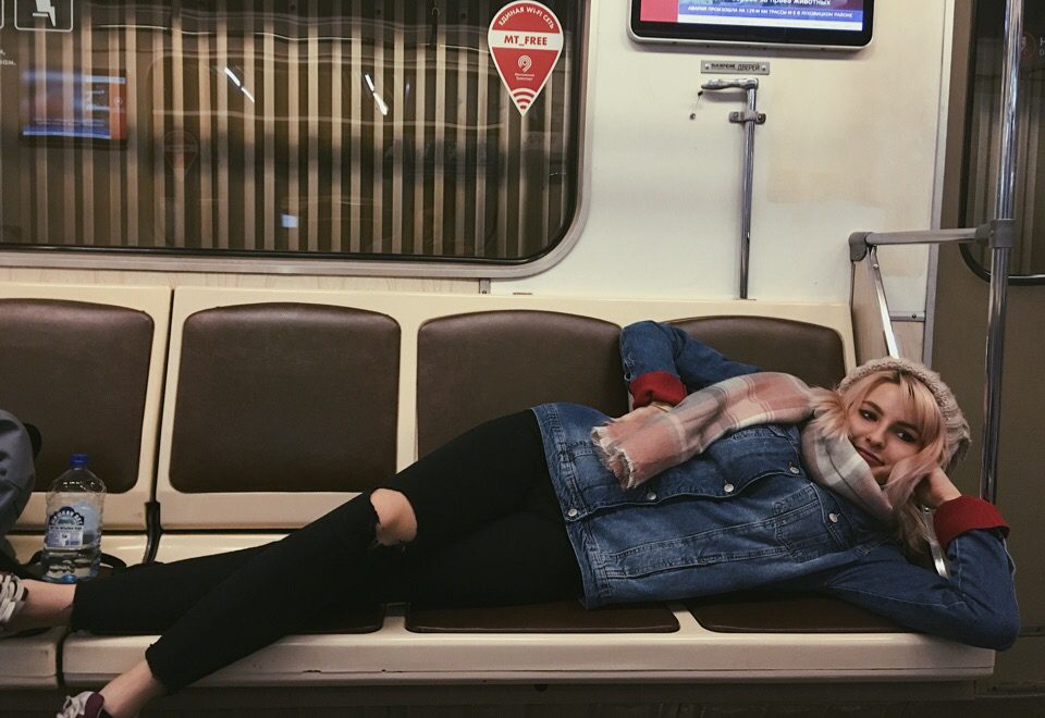 Смешной снимок с Вавилонской девственницей из метро. Смешной снимок с Вавилонской девственницей из метро.