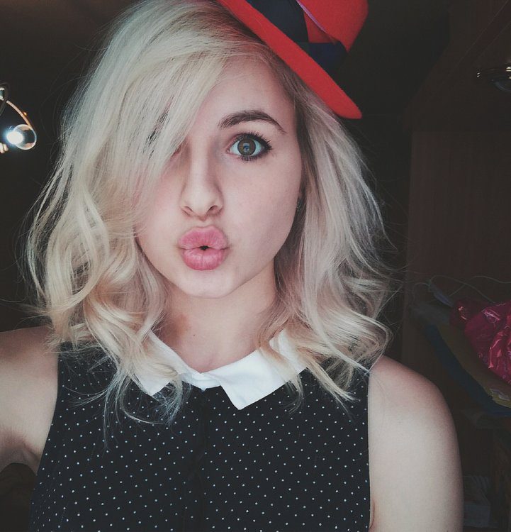 Ещё одно фото с Вавилонской девственницей в позе губы уточкой. Ещё одно фото с Вавилонской девственницей в позе губы уточкой.