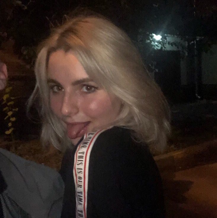 Блогерша Вавилонская девственница показала язык. Блогерша Вавилонская девственница показала язык.