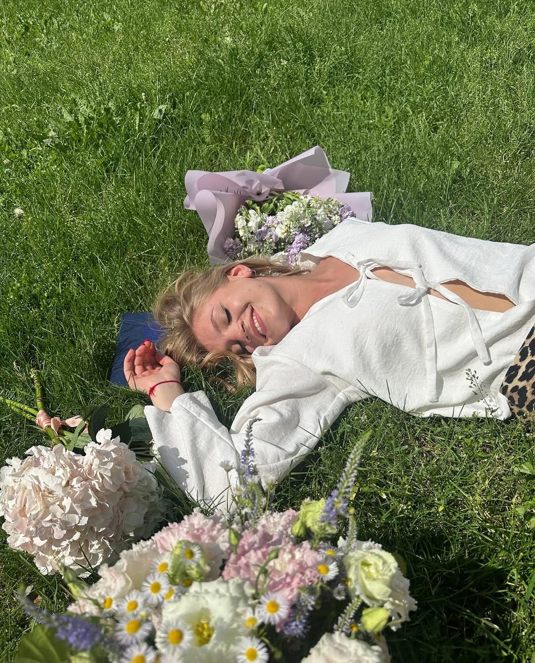 Летнее фото Карина Александрова лежит на траве в рубашке с откровенных вырезом. Летнее фото Карина Александрова лежит на траве в рубашке с откровенных вырезом.