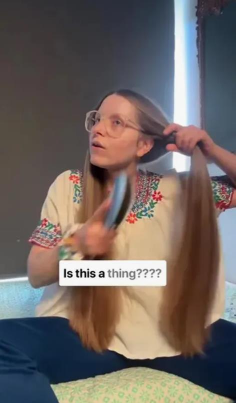 Слитое в сеть фото из видео с Джесси Кейв, где она расчёсывает волосы. Слитое в сеть фото из видео с Джесси Кейв, где она расчёсывает волосы.