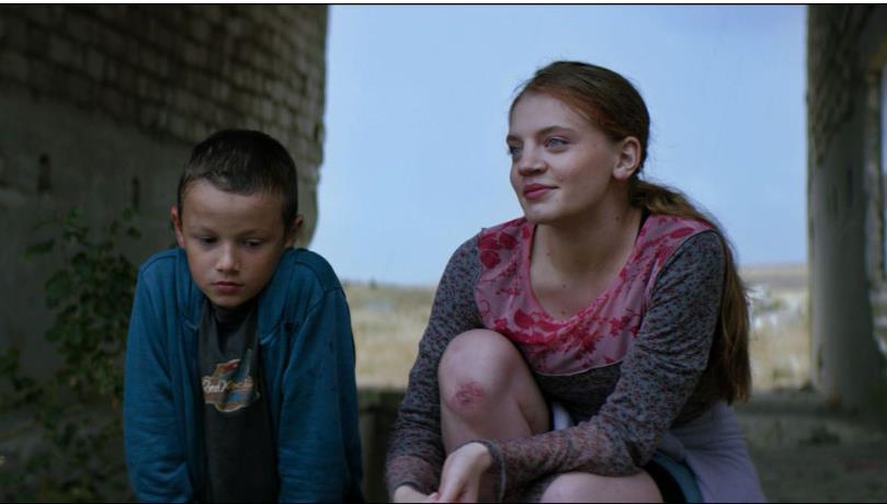 А на этом кадре она с разбитым коленом. А на этом кадре она с разбитым коленом.