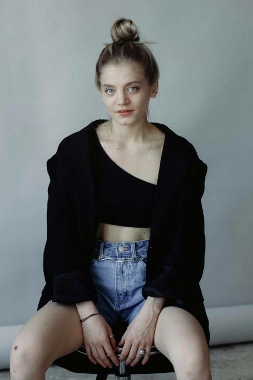 Ещё одно фото в мини джинсовых шортах. Ещё одно фото в мини джинсовых шортах.