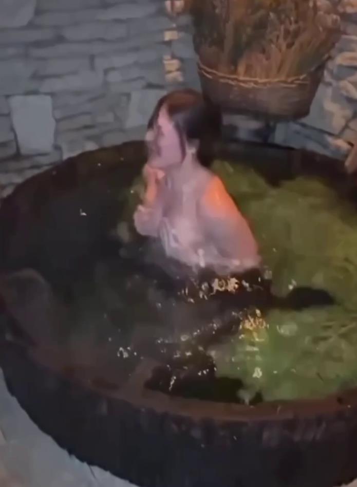 А на этом слитом в сеть фото из видео Покров уже стоит закрыв голую грудь руками. А на этом слитом в сеть фото из видео Покров уже стоит закрыв голую грудь руками.