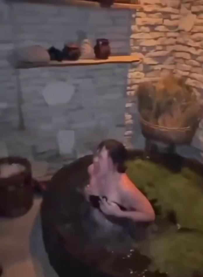 Ей сразу же дали верх от купальника. Ей сразу же дали верх от купальника.