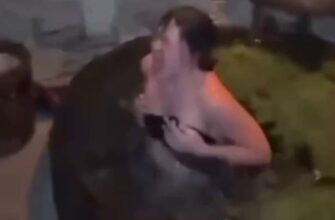 В сеть слили видео как с Ани Покров в купеле слетел купальник