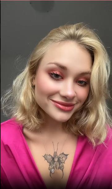 Красотка ae3marilu показала тау с бабочкой на груди. Красотка ae3marilu показала тау с бабочкой на груди.