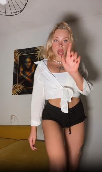 Смешной кадр из видео с Mari Lu в обнажёнными ногами и животом. Смешной кадр из видео с Mari Lu в обнажёнными ногами и животом.