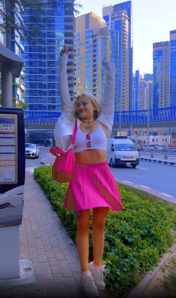 Ещё один снимок нашей героини в мини розовом платье. Ещё один снимок нашей героини в мини розовом платье.