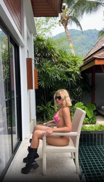 А на этом горячем фото Mari Lu сидит в купальнике (бикини) на стуле. А на этом горячем фото Mari Lu сидит в купальнике (бикини) на стуле.