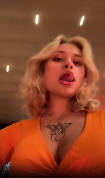 Соблазнительный снимок Маши "boom arilu" с высунутым языком. Соблазнительный снимок Маши "boom arilu" с высунутым языком.