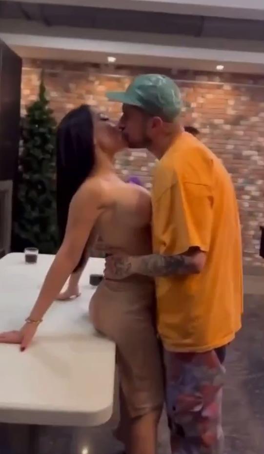 А тут Техник целуется с брюнеткой. А тут Техник целуется с брюнеткой.