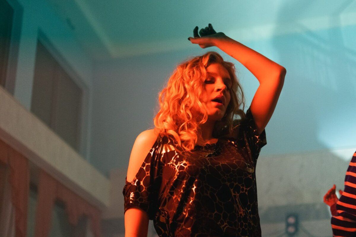 А на этом кадр Карина Александрова танцует в леопардовом платье из 90-х. А на этом кадр Карина Александрова танцует в леопардовом платье из 90-х.