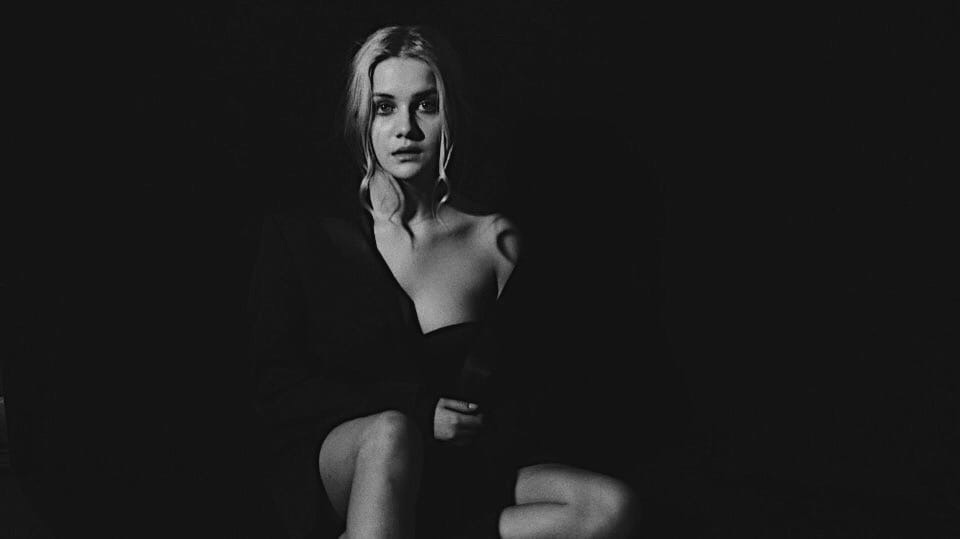 Откровенный снимок Алины Воскресенской в ЧБ цвете и интимной стилистике. Откровенный снимок Алины Воскресенской в ЧБ цвете и интимной стилистике.