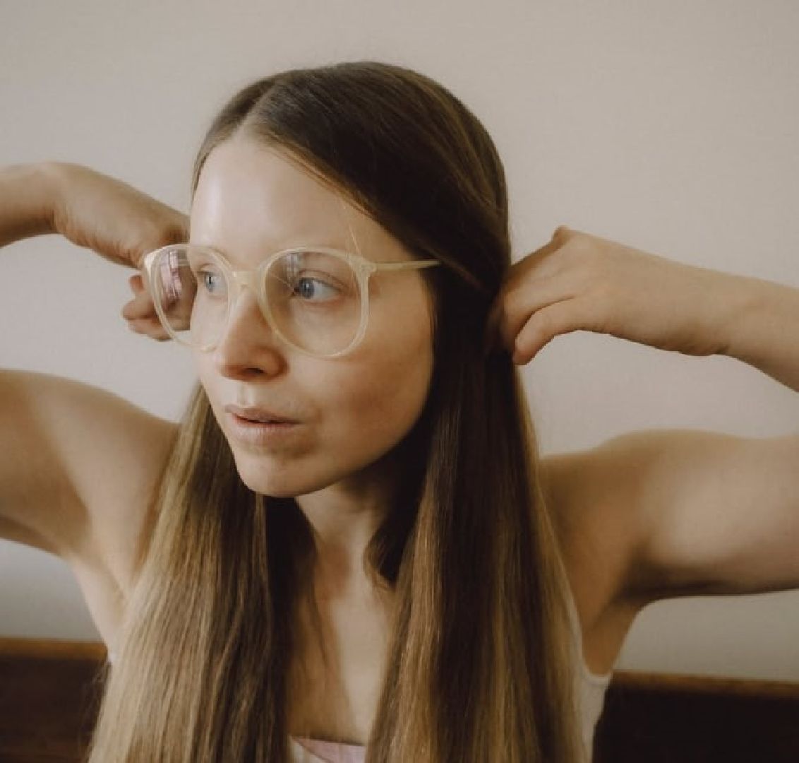 Фото Джесси Кейв в очках с голыми подмышками. Фото Джесси Кейв в очках с голыми подмышками.