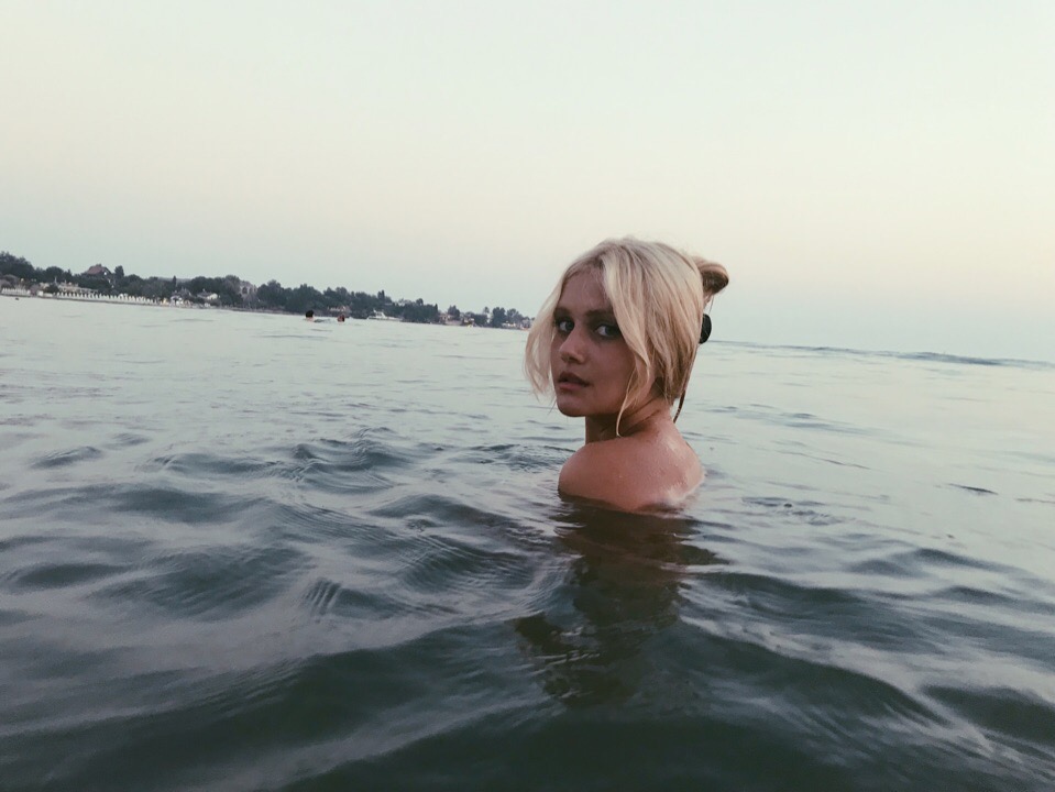 Фото Алины Воскресенской в море с голой спиной. Фото Алины Воскресенской в море с голой спиной.