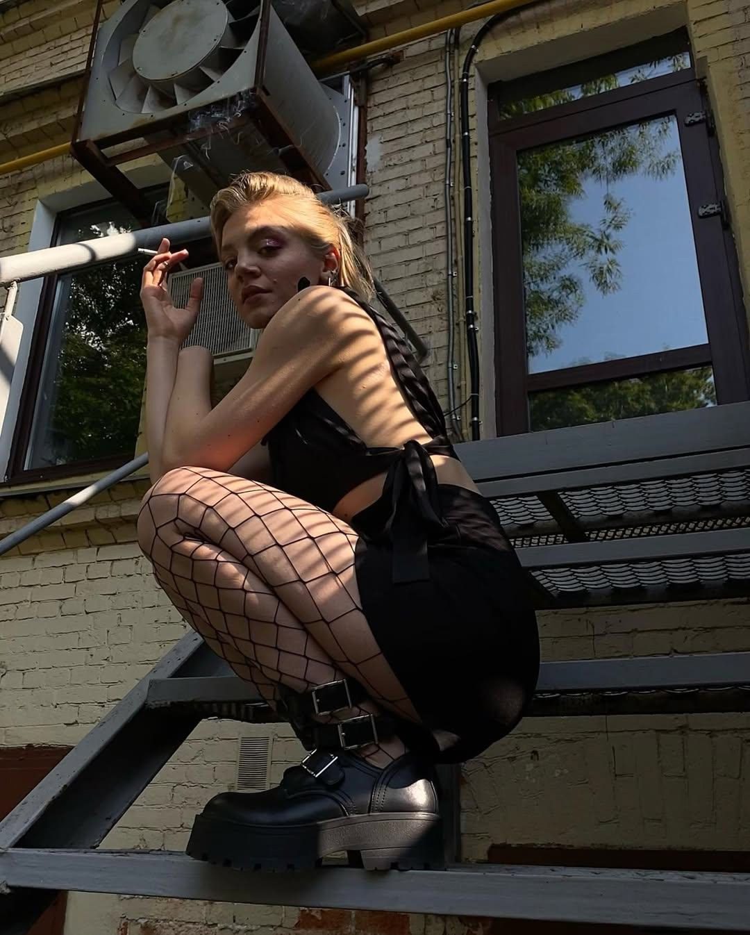 На этом фото Карина Александрова курит в короткой мини юбке и чулках в сетку. На этом фото Карина Александрова курит в короткой мини юбке и чулках в сетку.