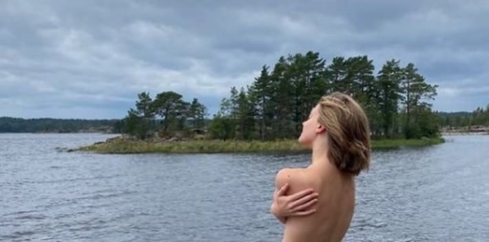 Актриса Карина Александрова на фото с стиле "НЮ" с голой спиной без белья на фоне озера. Актриса Карина Александрова на фото с стиле "НЮ" с голой спиной без белья на фоне озера.